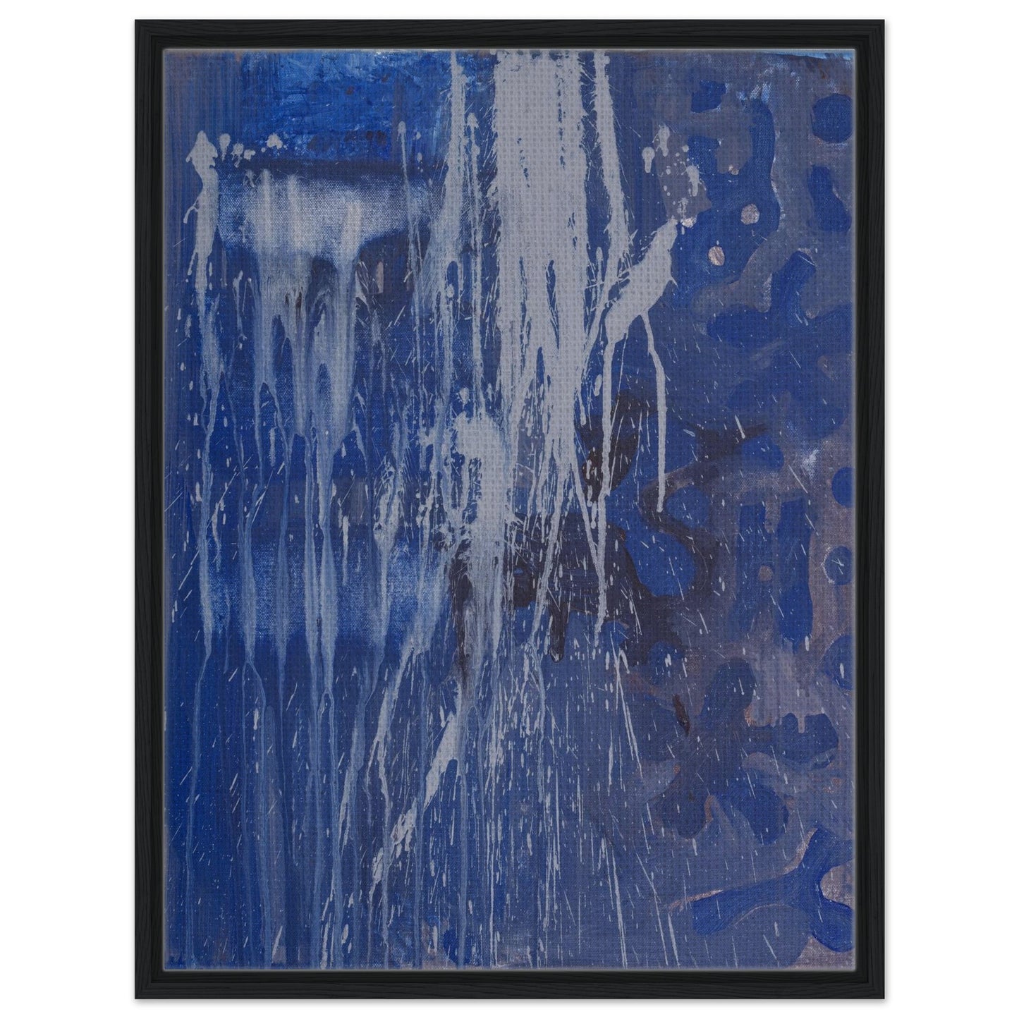 Der Leinwanddruck "Blue Abstract" in einem schwarzen Holzrahmen.