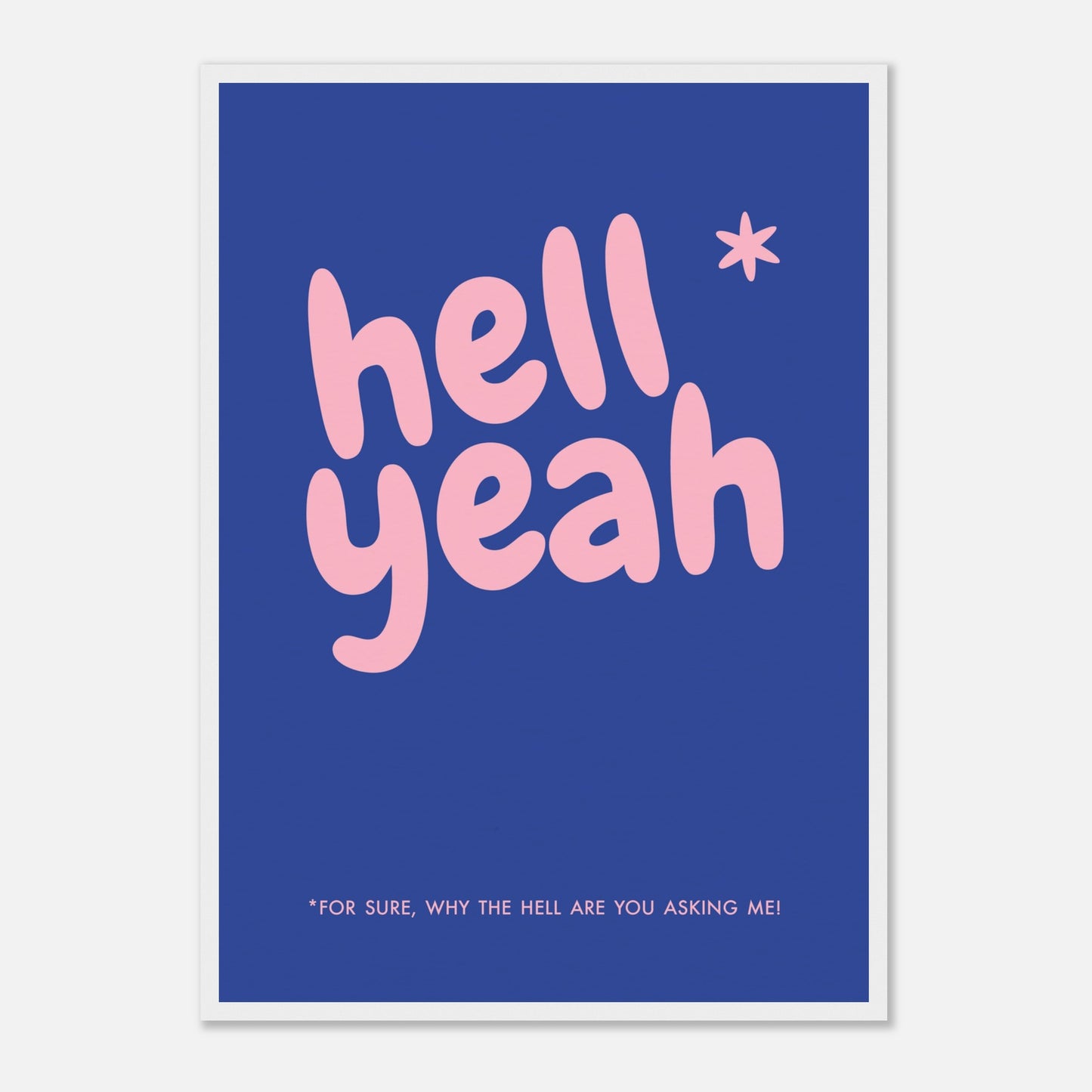 Blaues Typografie-Poster „hell yeah“ in weißem Holzrahmen.
