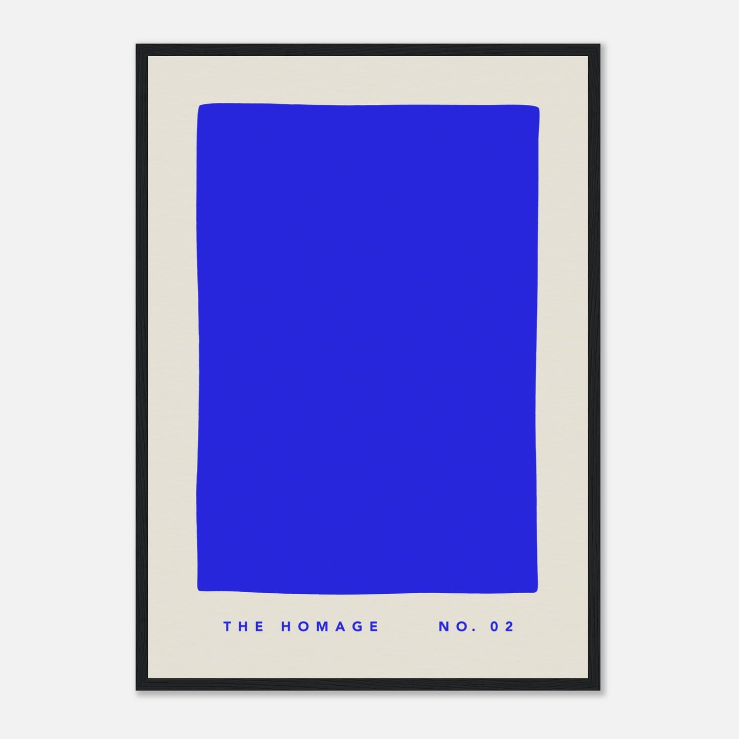 Das kräftig blaue Poster "The Homage No. 02" in einem schwarzen Holzrahmen.