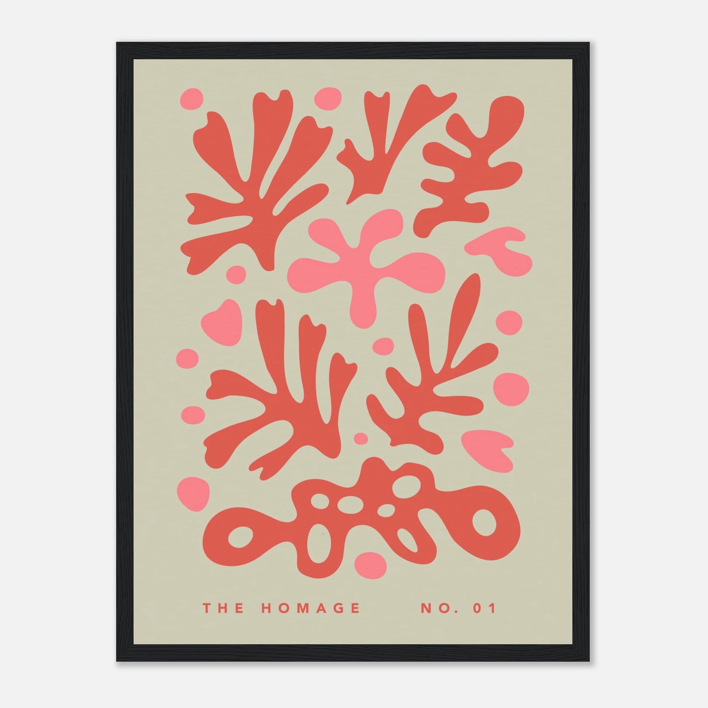 The Homage No. 01. Florales Kunstposter in Rot und Rosa auf beigem Hintergrund, inspiriert von Henri Matisse, in schwarzem Rahmen.