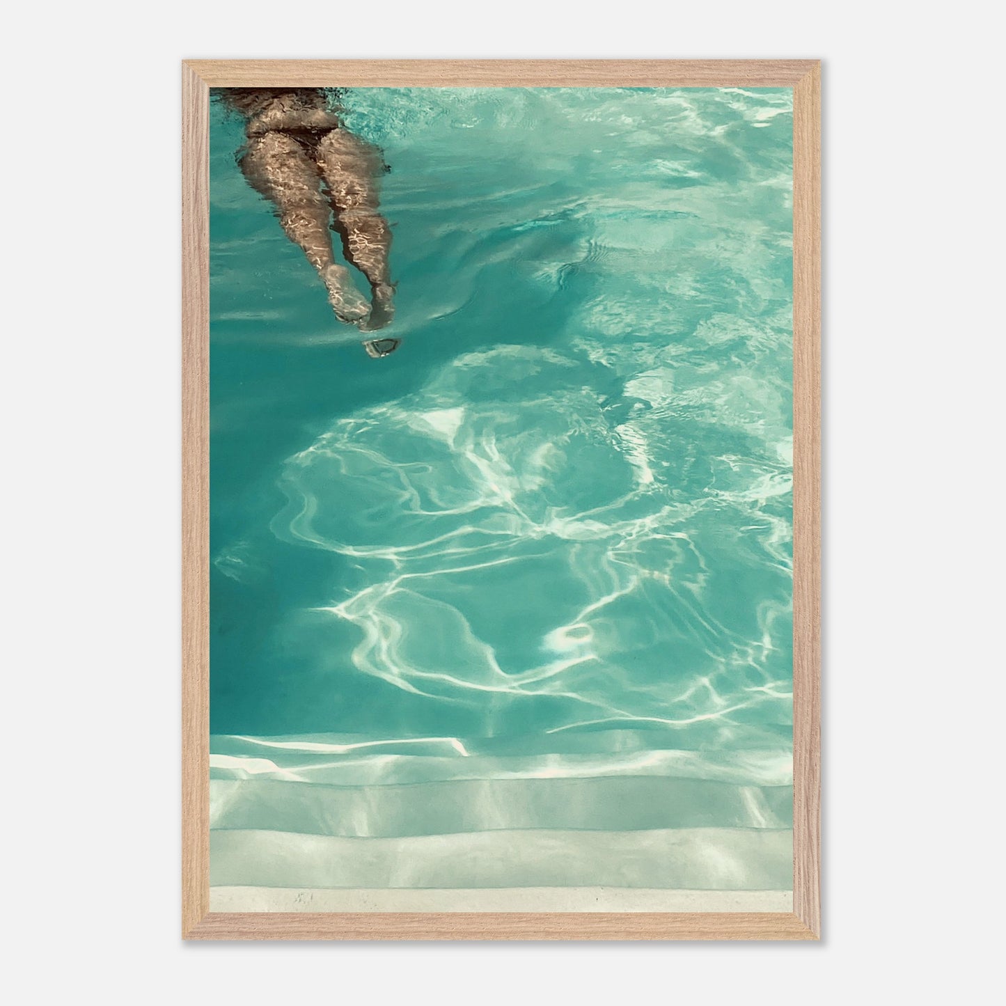 Das Motiv "The Pool Girl" im natur Holzrahmen.
