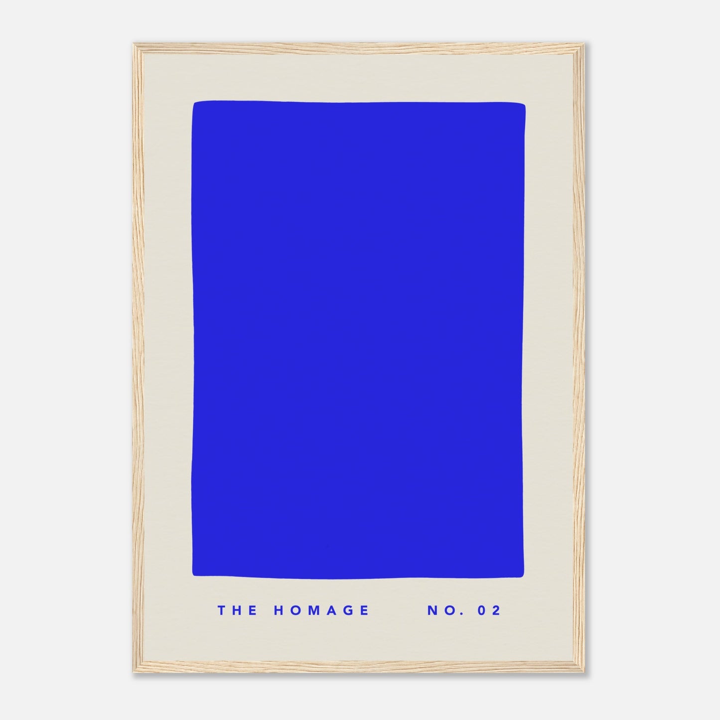 Das kräftig blaue Poster "The Homage No. 02" in einem Holzrahmen.