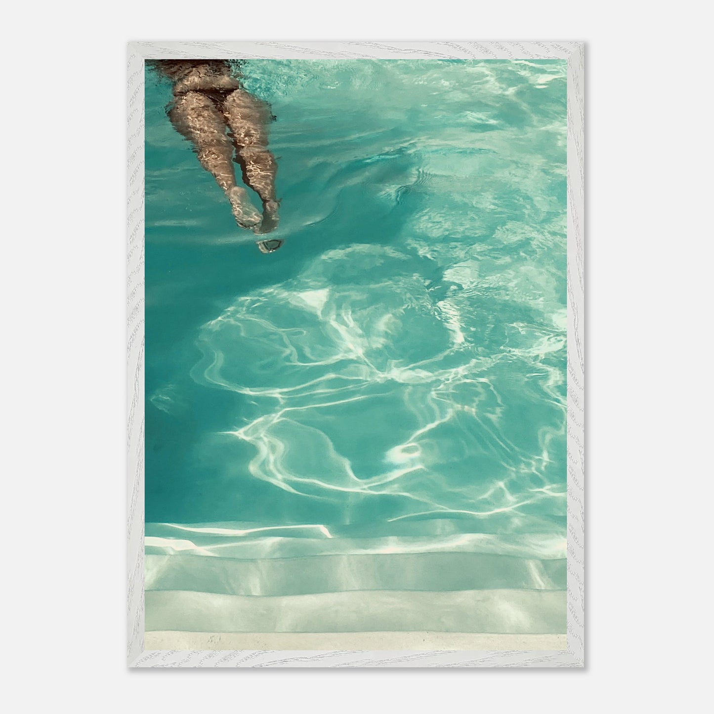 Das Motiv "The Pool Girl" in weißem Holzrahmen.