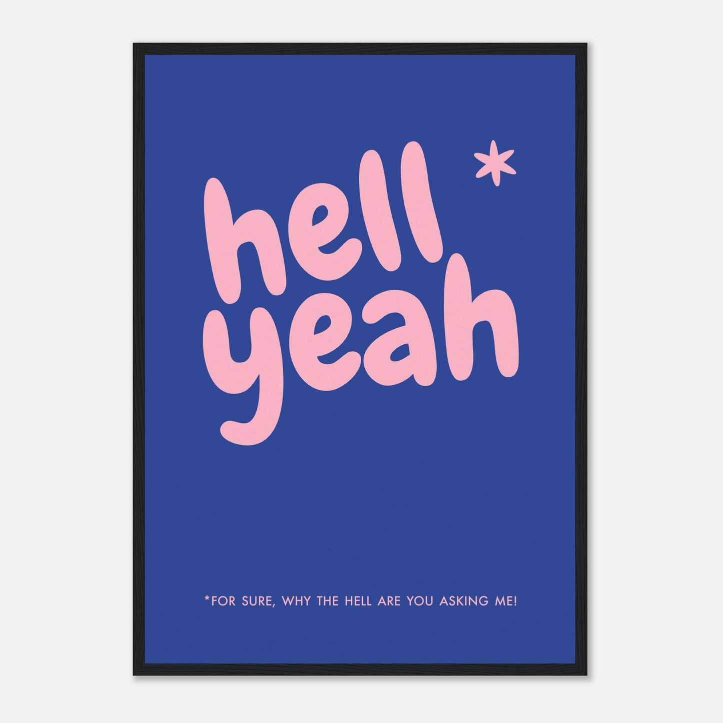 Blaues Typografie-Poster „hell yeah“ in schwarzem Holzrahmen.