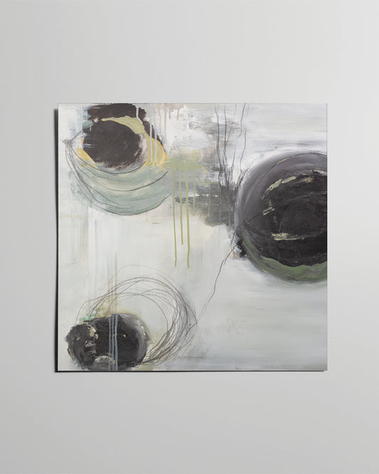 Abstraktes Kunstposter mit drei dunklen Kreisen und grafischen Linien auf hellem Untergrund, Acryl und Graphit, von Myria Notarnicola.