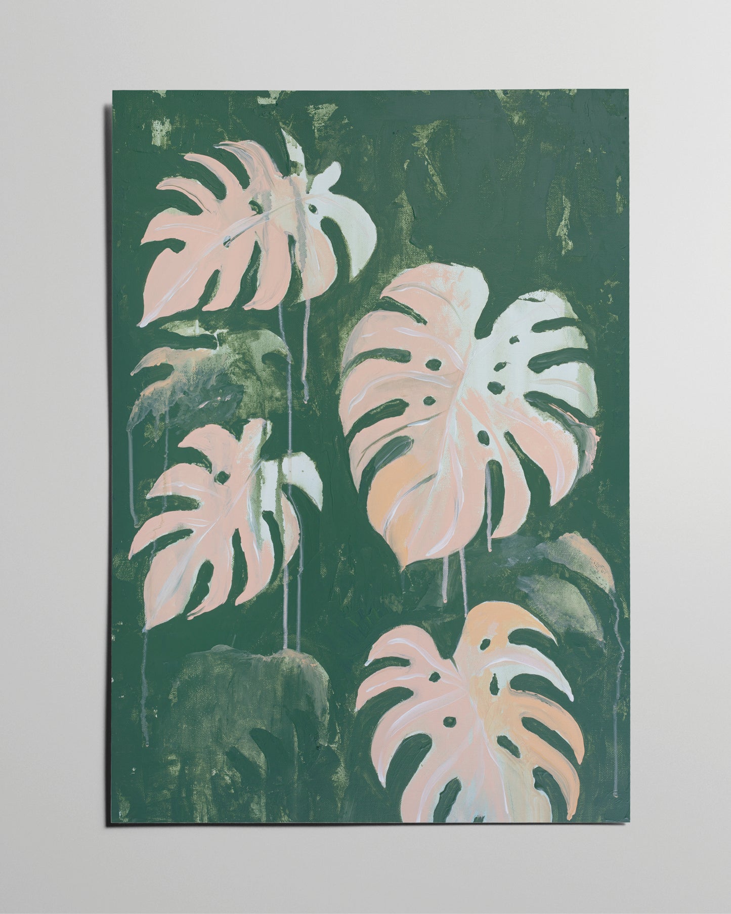 Das Poster "Pink Monstera", ein Motiv in rosa und grün in Acryl-Technik, vor grauem Hintergrund.