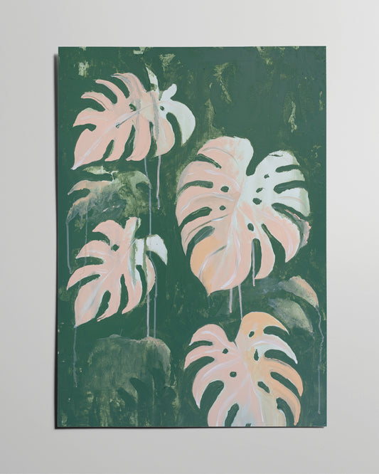 Das Poster "Pink Monstera", ein Motiv in rosa und grün in Acryl-Technik, vor grauem Hintergrund.