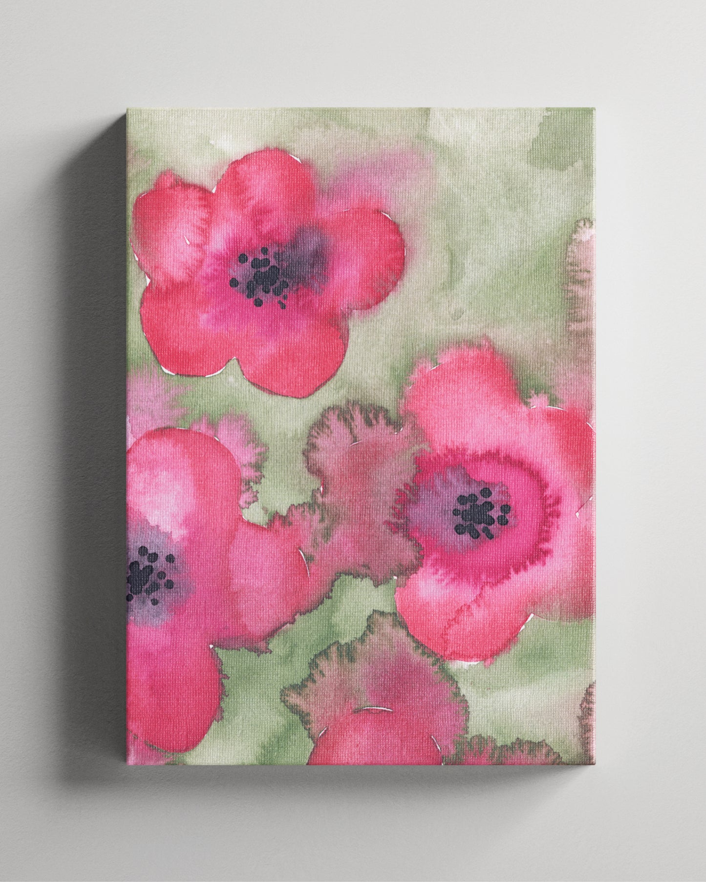 Leinwanddruck mit roten Aquarell-Blumen auf grünem Hintergrund.