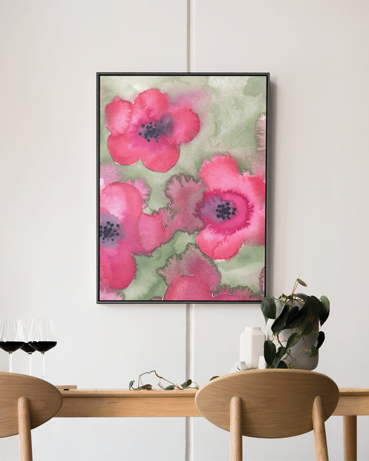 Leinwanddruck mit roten Aquarell-Blumen in einem modernen Esszimmer.