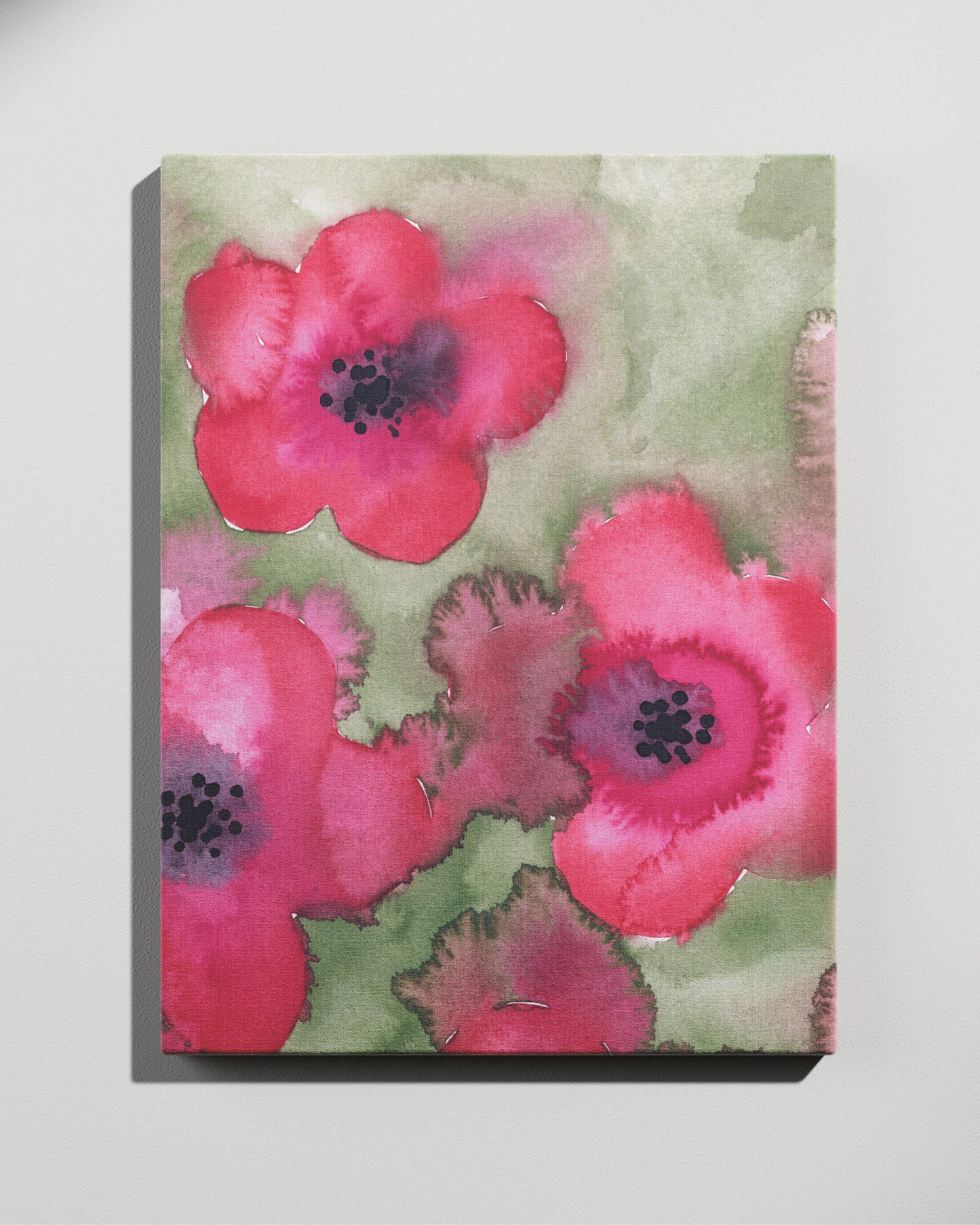 Leinwanddruck mit roten Aquarell-Blumen auf grauem Hintergrund.