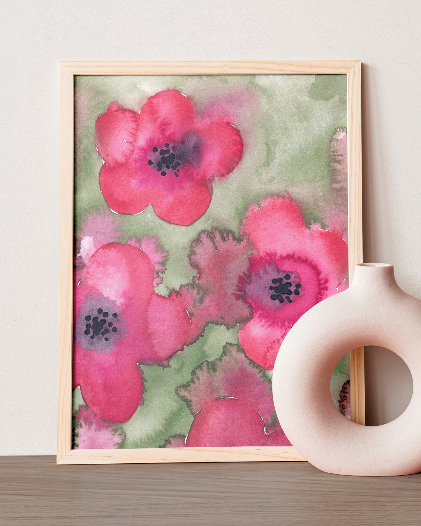 „Pink Flowers“ eingerahmt, dekoriert mit Vase auf Holzfläche.