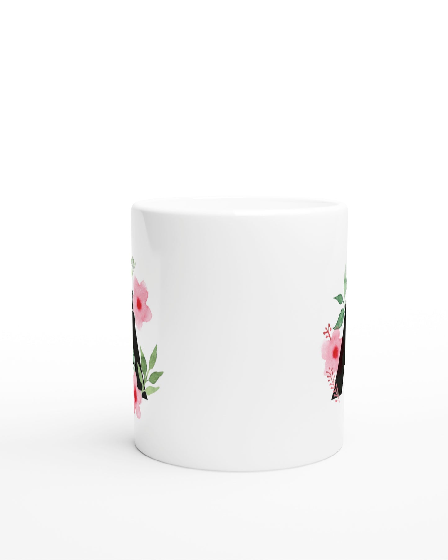 Vorderansicht weiße Keramiktasse mit schwarzem Buchstaben A und rosa-grünen Aquarell-Blumen
