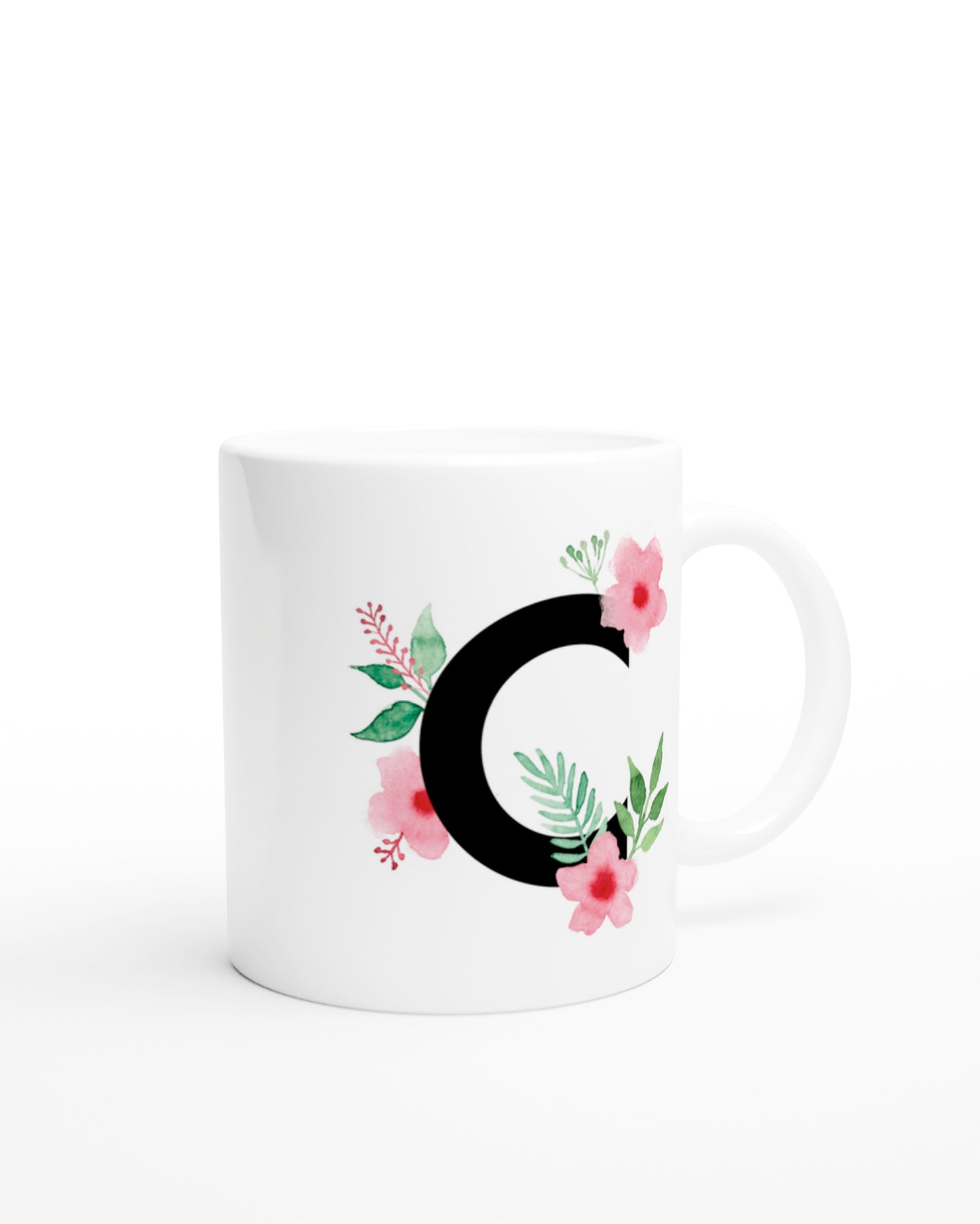 Weiße Keramiktasse mit schwarzem Buchstaben C und rosa-grünen Aquarell-Blumen