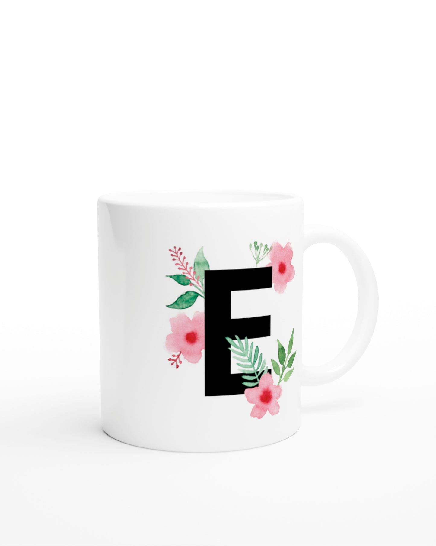 Weiße Keramiktasse mit schwarzem Buchstaben E und rosa-grünen Aquarell-Blumen