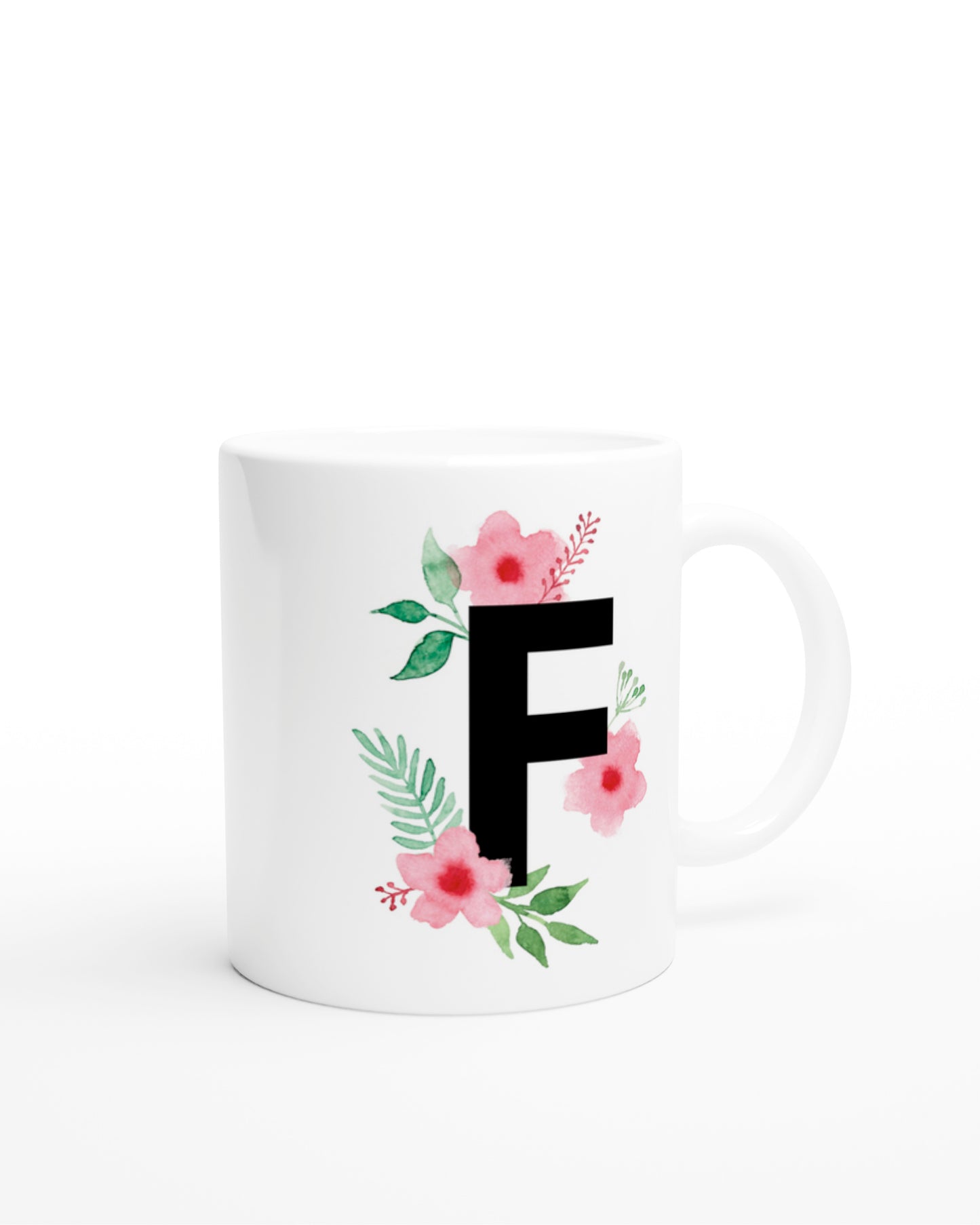 Weiße Keramiktasse mit schwarzem Buchstaben F und rosa-grünen Aquarell-Blumen