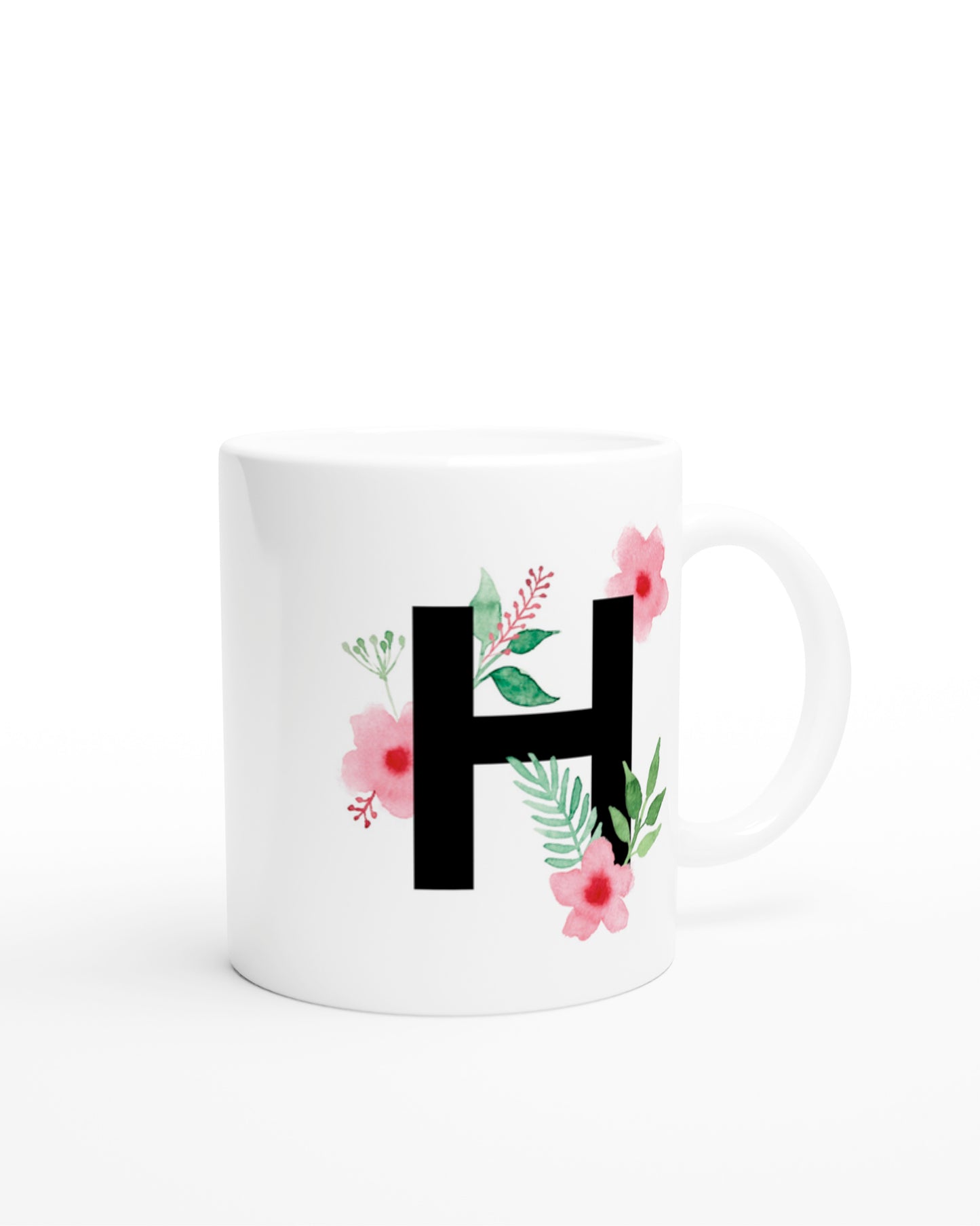 Weiße Keramiktasse mit schwarzem Buchstaben H und rosa-grünen Aquarell-Blumen
