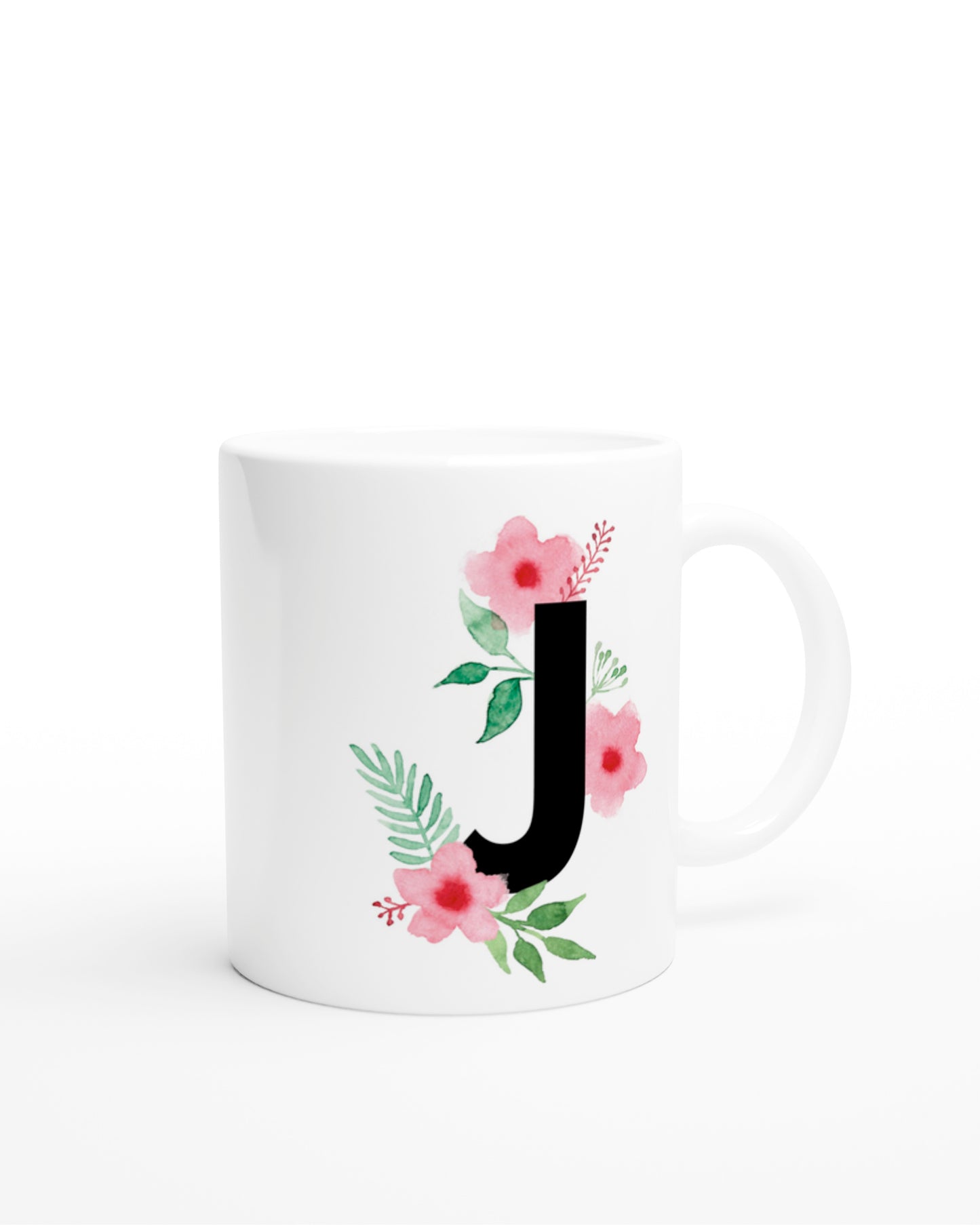 Weiße Keramiktasse mit schwarzem Buchstaben J und rosa-grünen Aquarell-Blumen