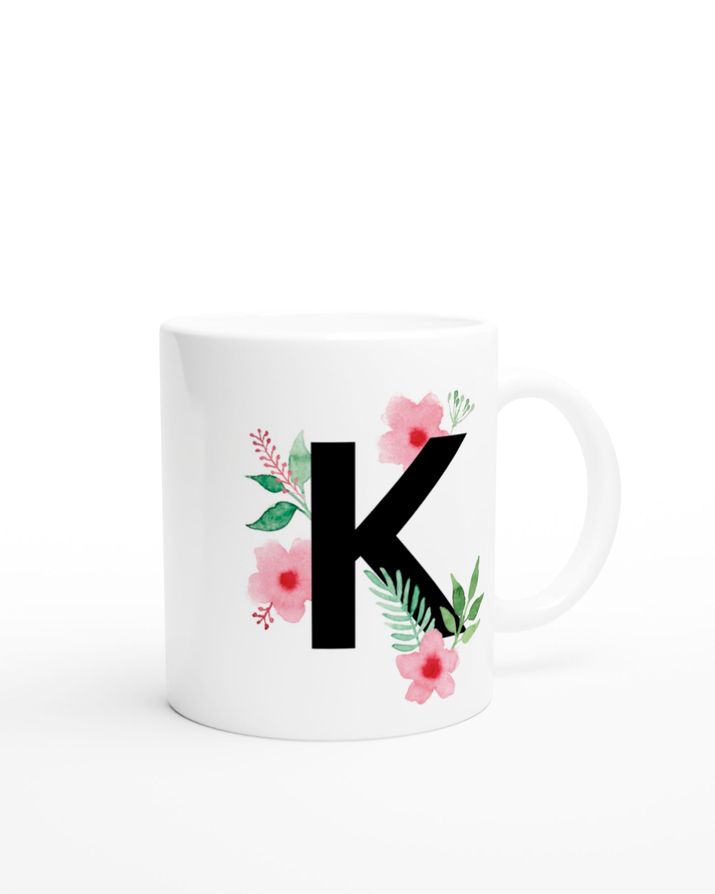 Weiße Keramiktasse mit schwarzem Buchstaben K und rosa-grünen Aquarell-Blumen