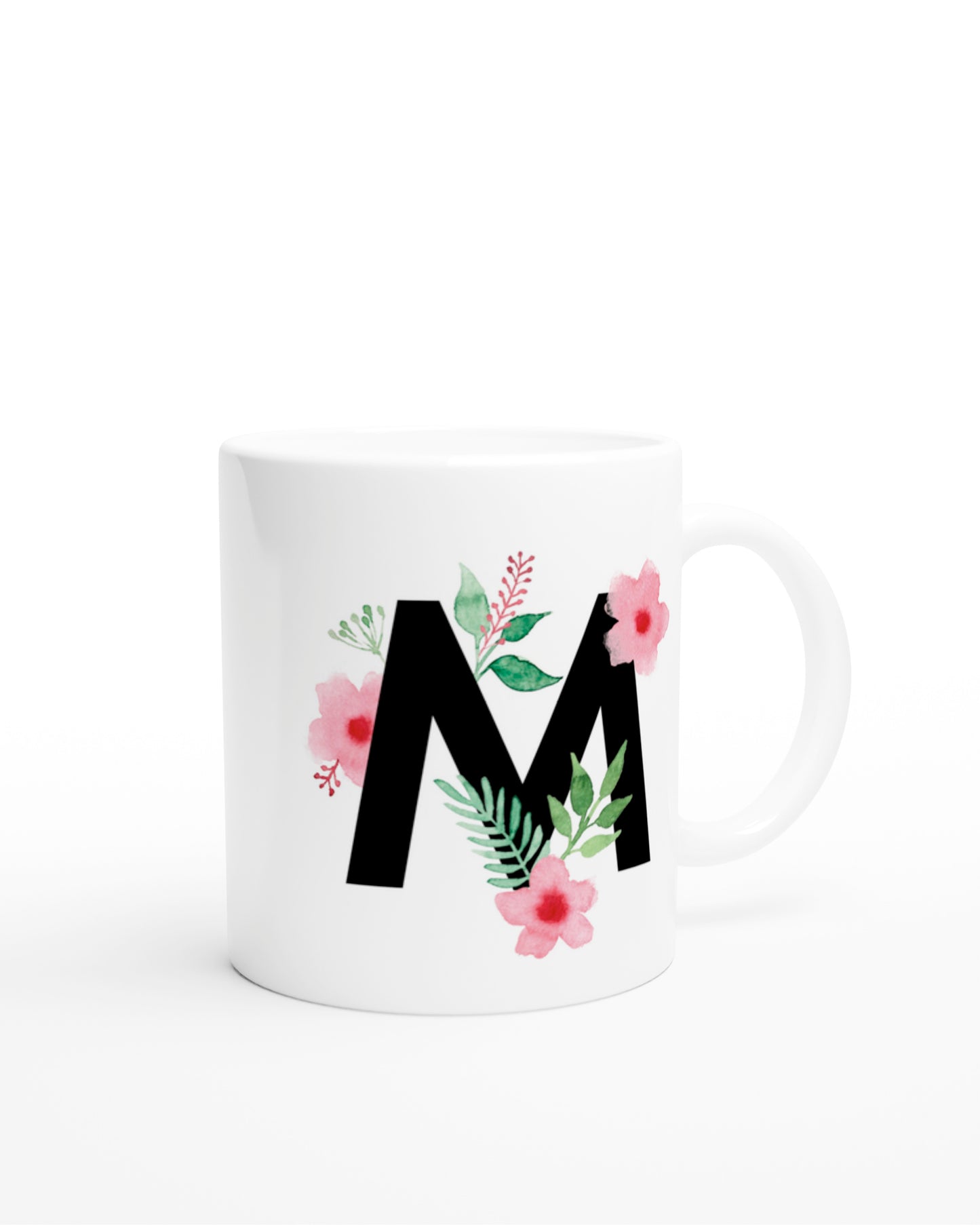 Weiße Keramiktasse mit schwarzem Buchstaben M und rosa-grünen Aquarell-Blumen