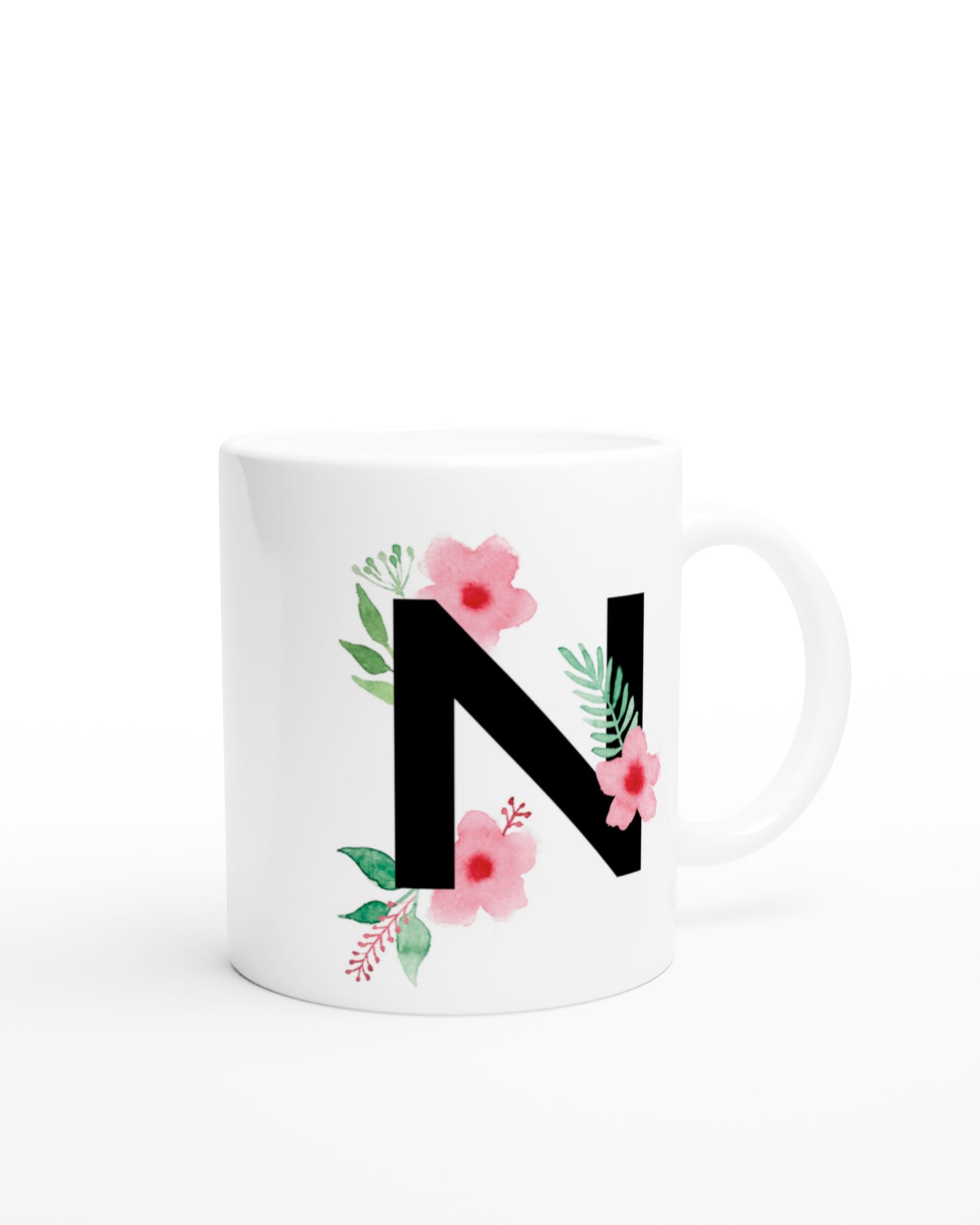 Weiße Keramiktasse mit schwarzem Buchstaben N und rosa-grünen Aquarell-Blumen