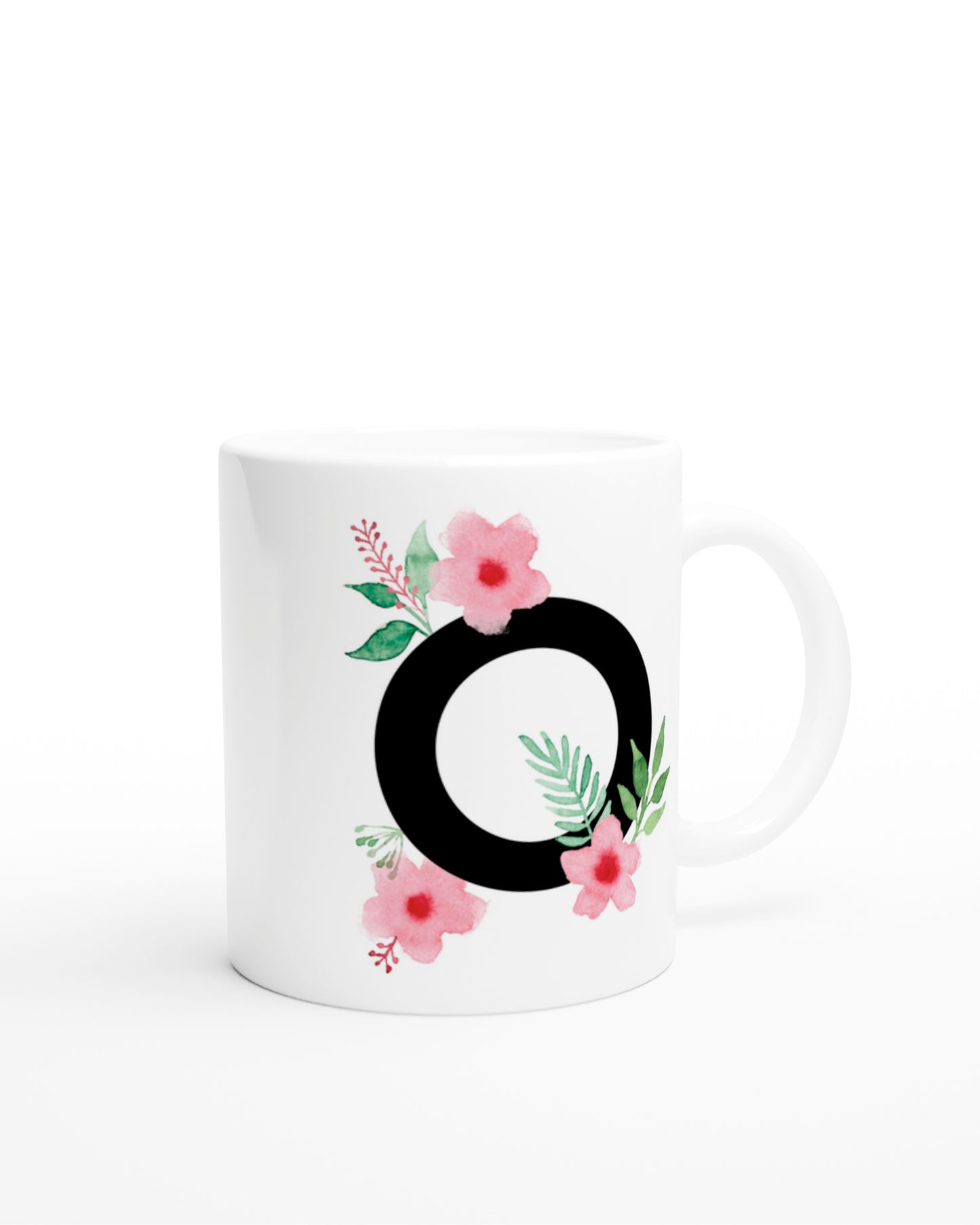 Weiße Keramiktasse mit schwarzem Buchstaben O und rosa-grünen Aquarell-Blumen
