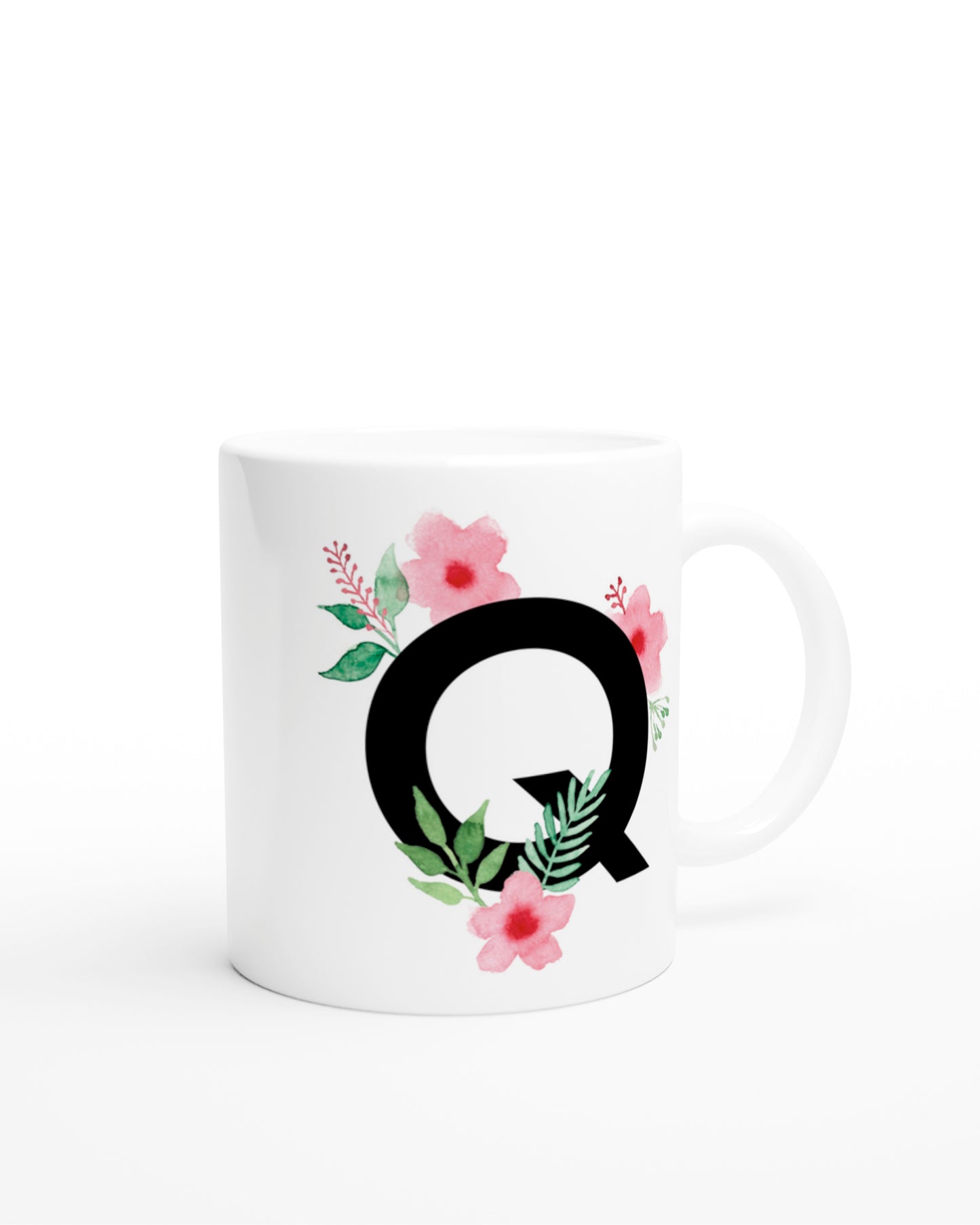 Weiße Keramiktasse mit schwarzem Buchstaben Q und rosa-grünen Aquarell-Blumen