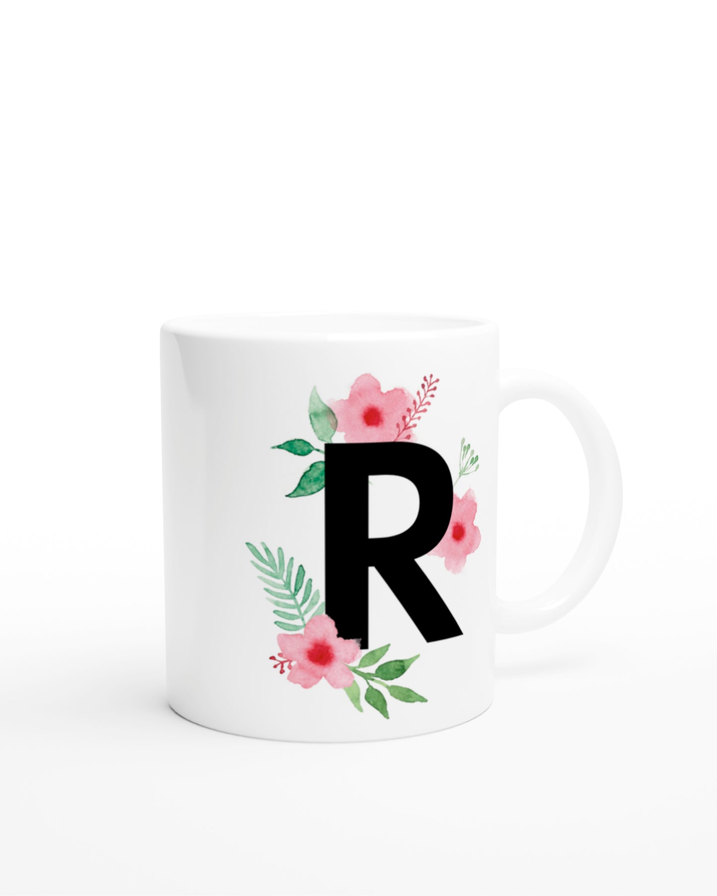 Weiße Keramiktasse mit schwarzem Buchstaben R und rosa-grünen Aquarell-Blumen
