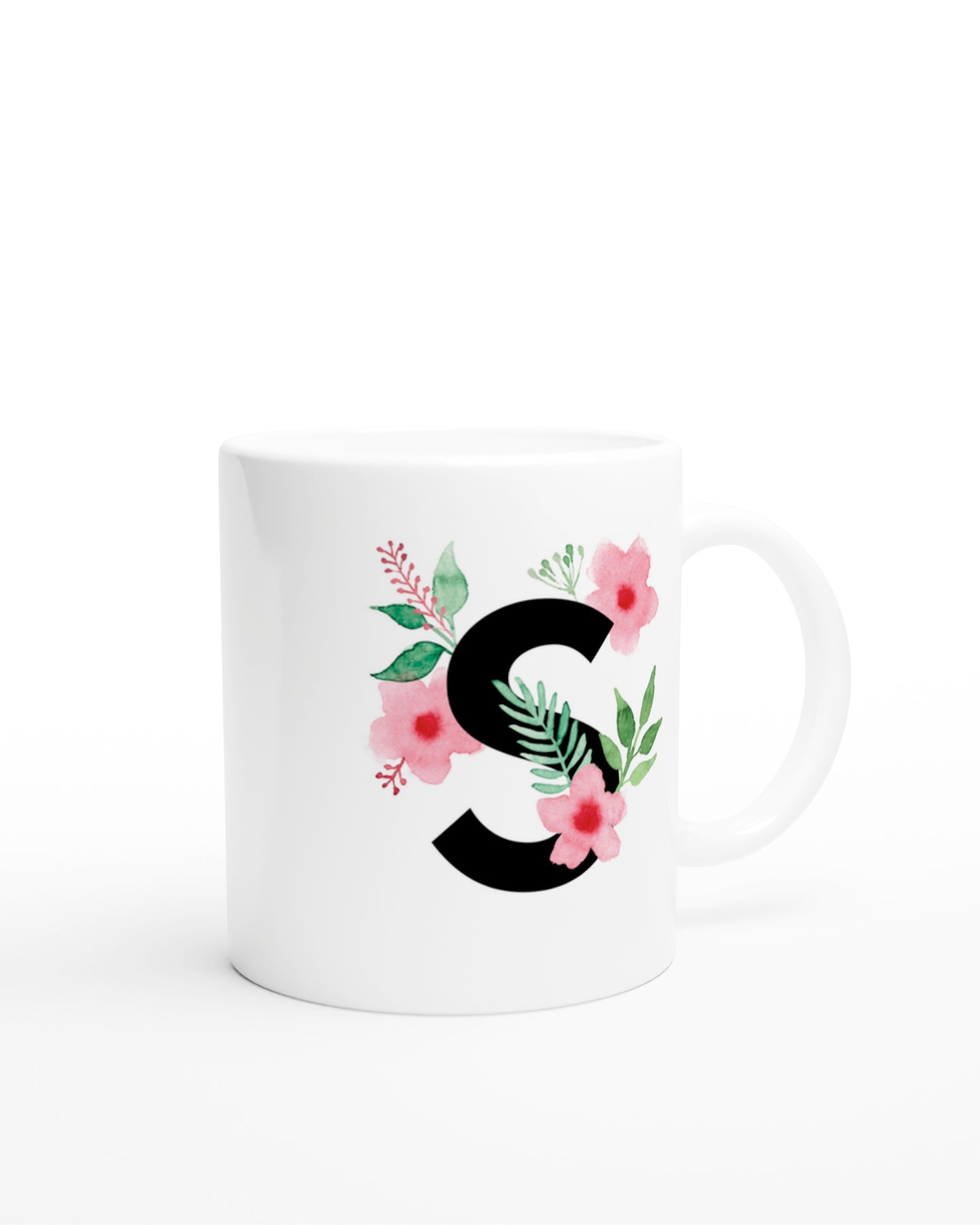 Weiße Keramiktasse mit schwarzem Buchstaben S und rosa-grünen Aquarell-Blumen