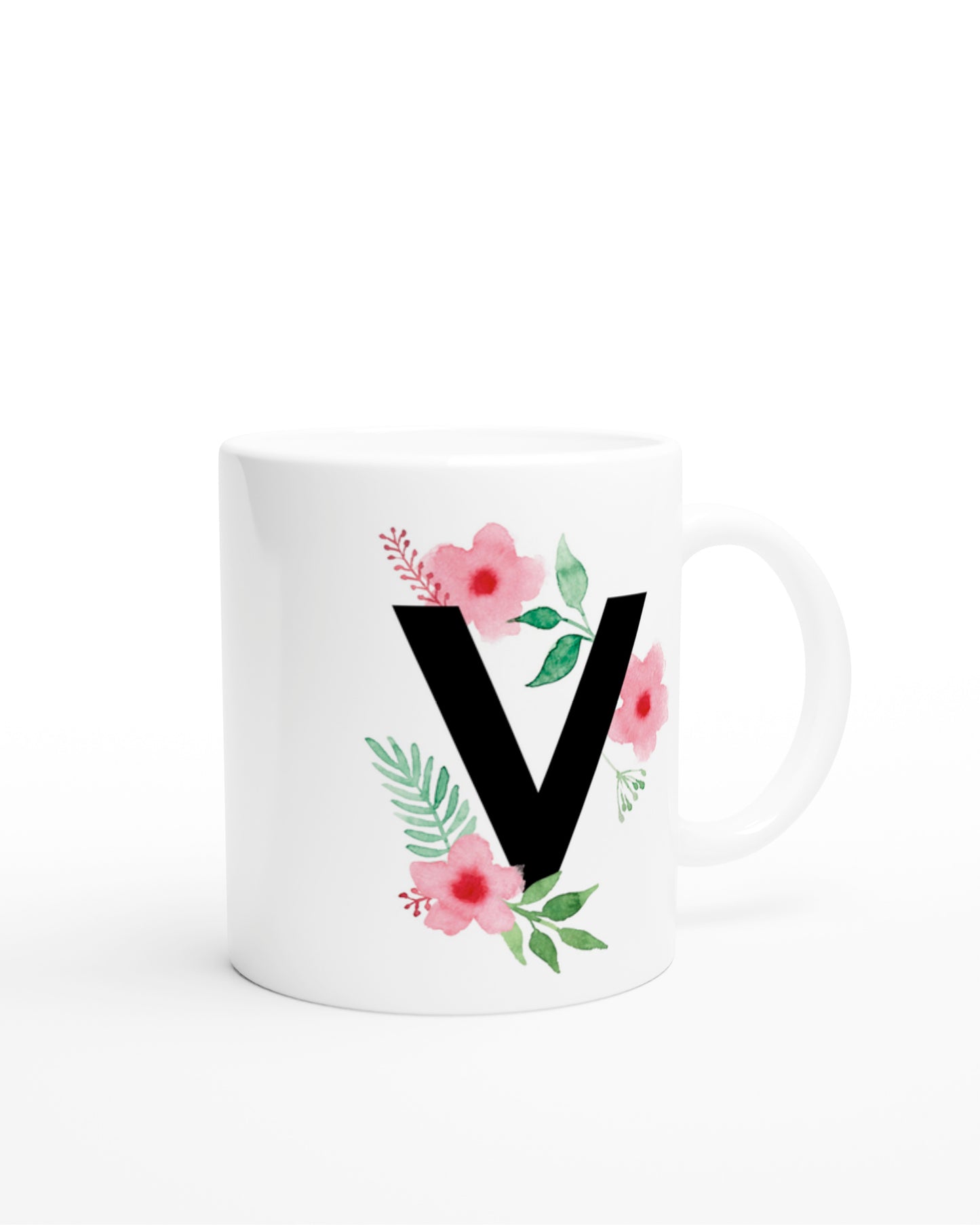 Weiße Keramiktasse mit schwarzem Buchstaben V und rosa-grünen Aquarell-Blumen