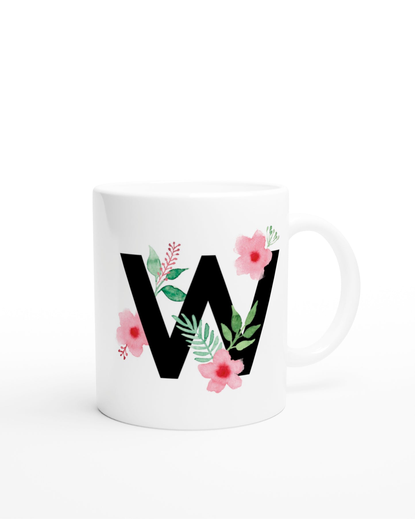 Weiße Keramiktasse mit schwarzem Buchstaben W und rosa-grünen Aquarell-Blumen