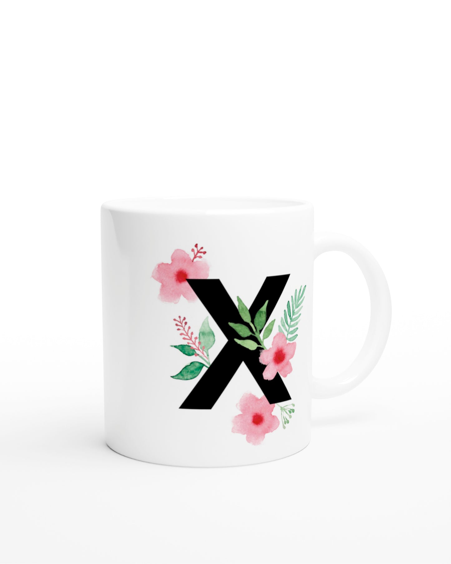Weiße Keramiktasse mit schwarzem Buchstaben X und rosa-grünen Aquarell-Blumen