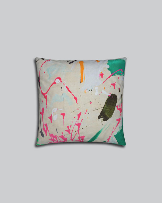 Das Kissen "Drip Happens" auf einem grauen Hintergrund