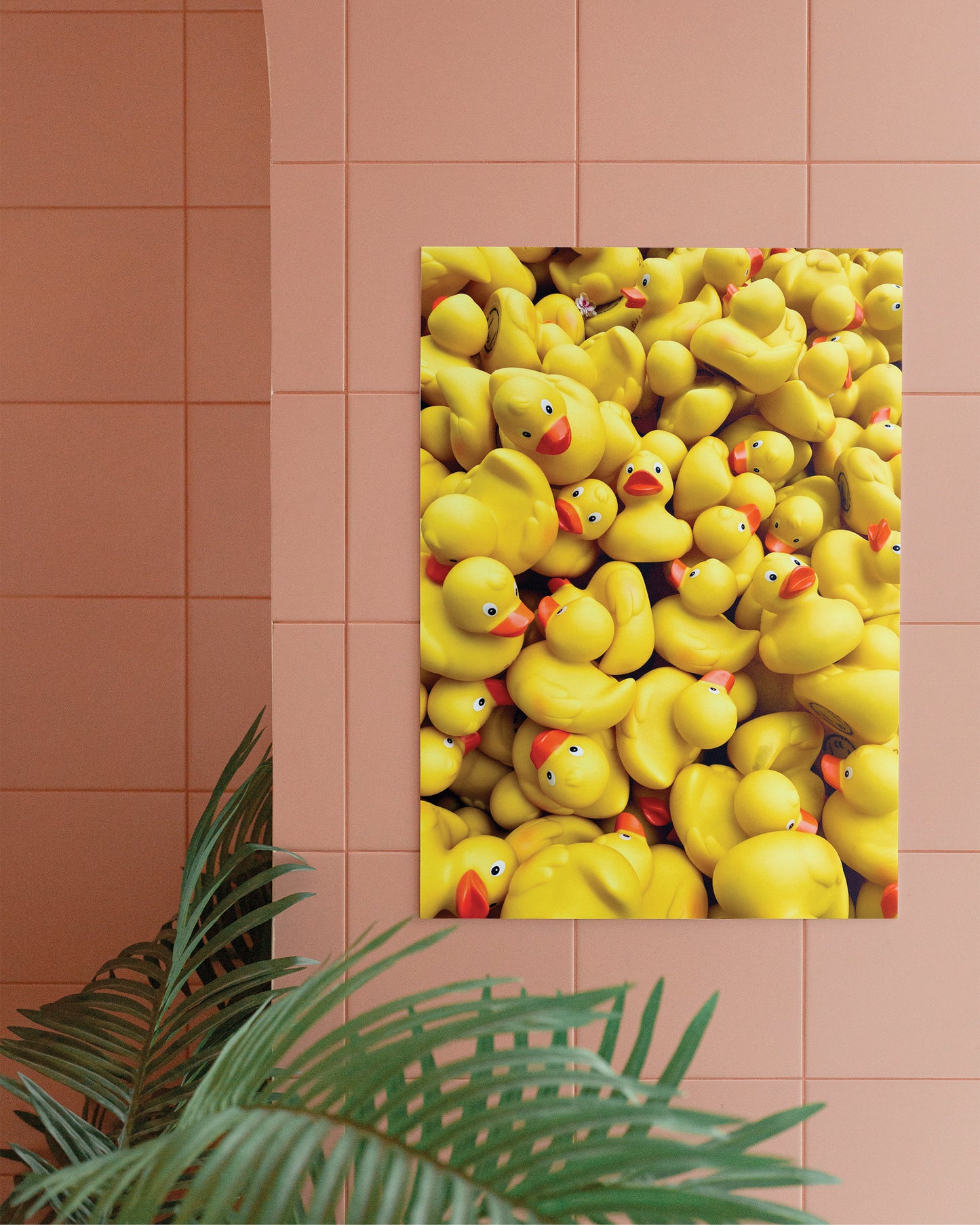 Kunstposter Duck Dive als fröhlicher Akzent im Badezimmer-Interieur.