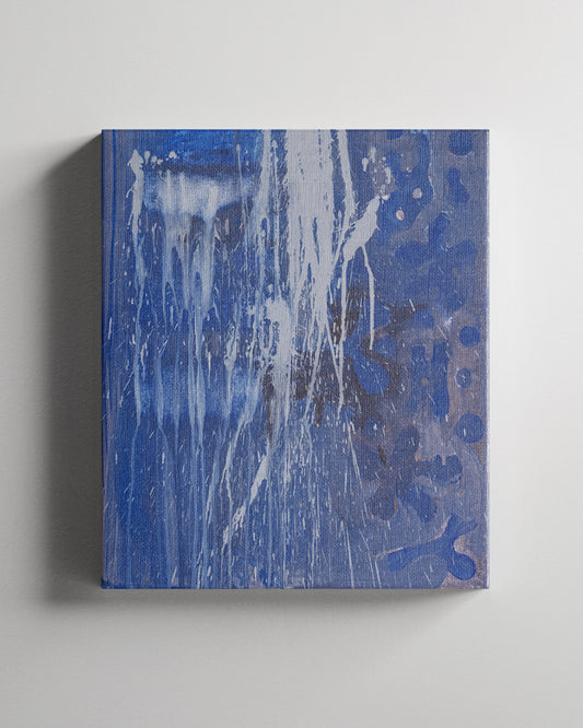 Abstraktes Gemälde mit intensiven Blautönen und grauen Farbspritzern.