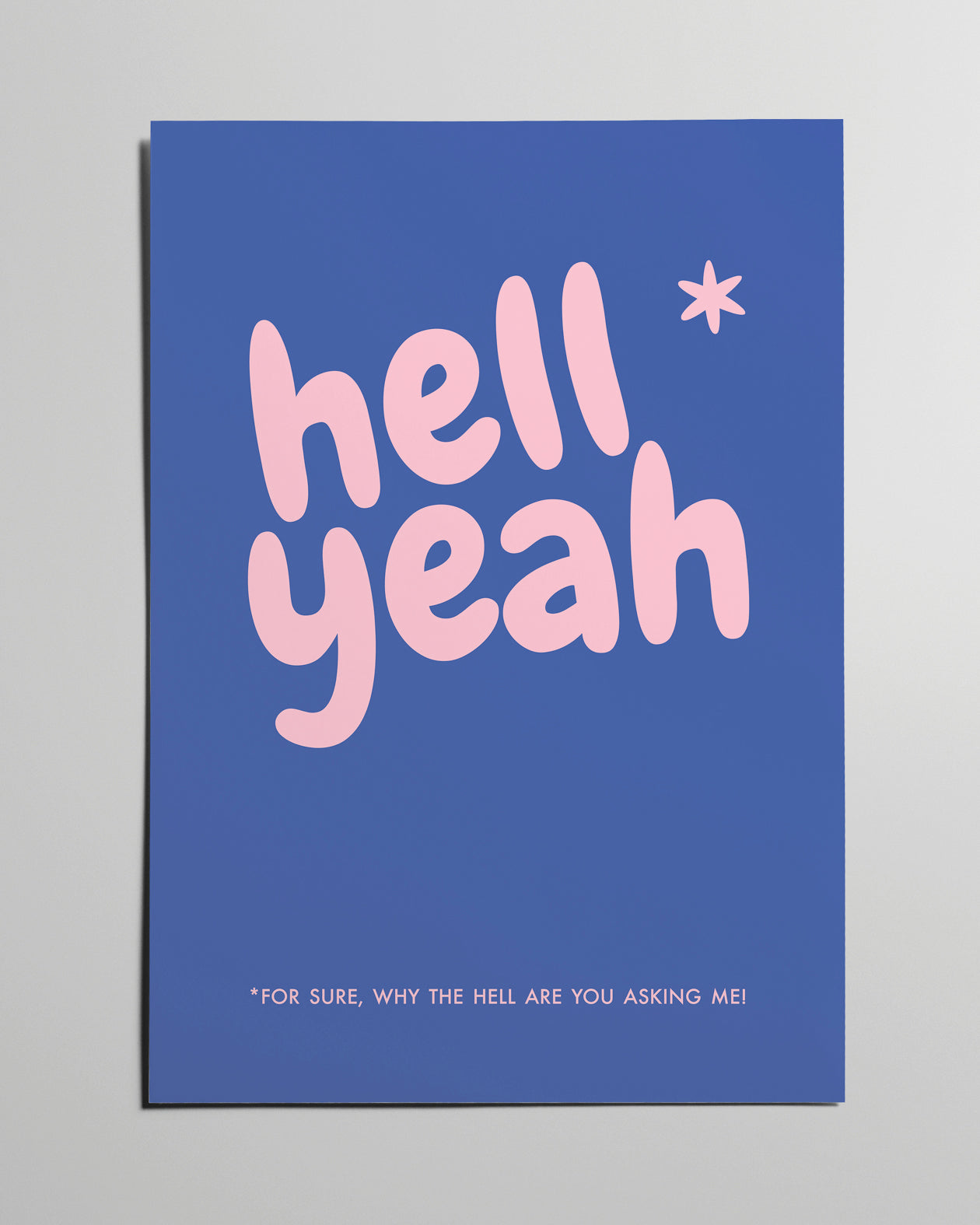 Typografie-Poster „hell yeah“ in rosa auf blauem Hintergrund, modernes Motivationsposter von Myria Notarnicola.