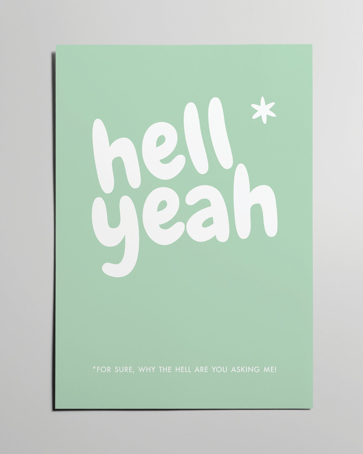Poster türkis mit weißer Schrift "Hell Yeah" auf grauem Hintergrund.