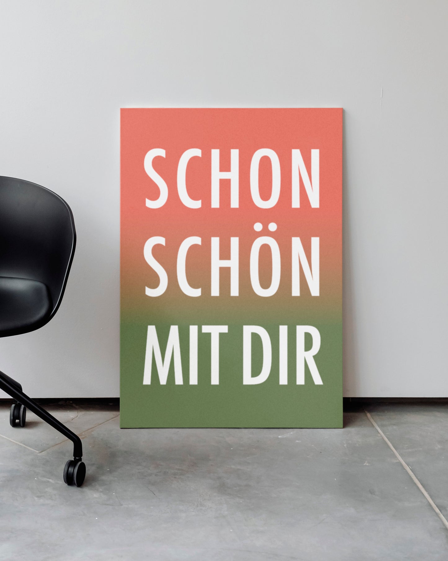 Poster „Schon Schön Mit Dir“ als Blickfang in einem urbanen Interior.