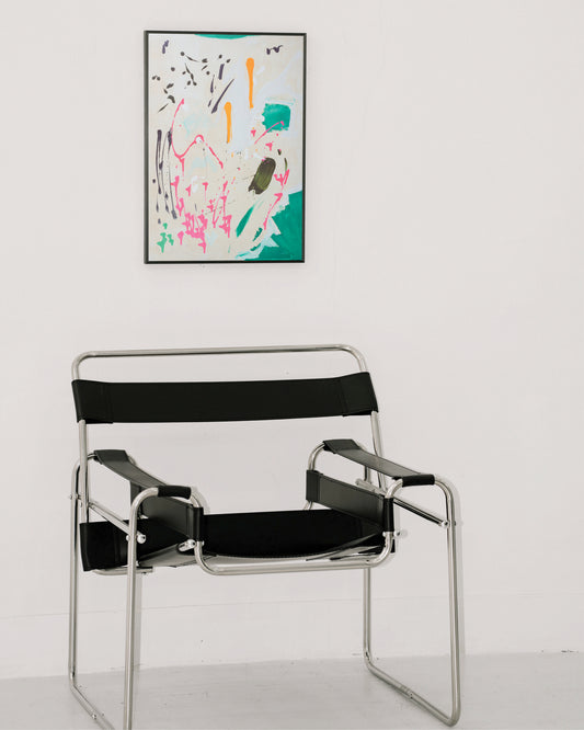 Das Kunstwerk „Drip Happens“ als Leinwanddruck mit Holzrahmen in moderner Wohnumgebung.