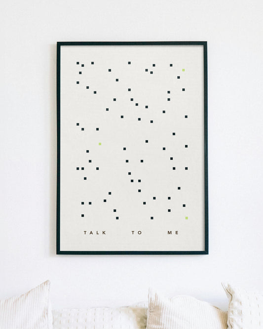 Kunstposter „Talk To Me“ als Eyecatcher im modernen Interior, gerahmt über Sofa.