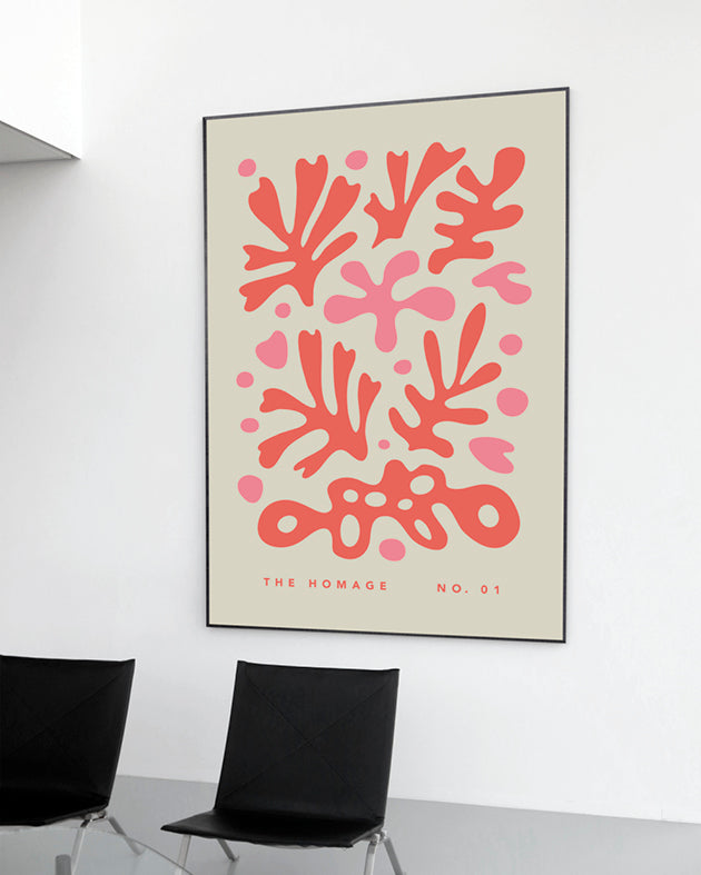 Das Poster "The Homage No. 01" großformatig an der Wand eines modernen Büros.