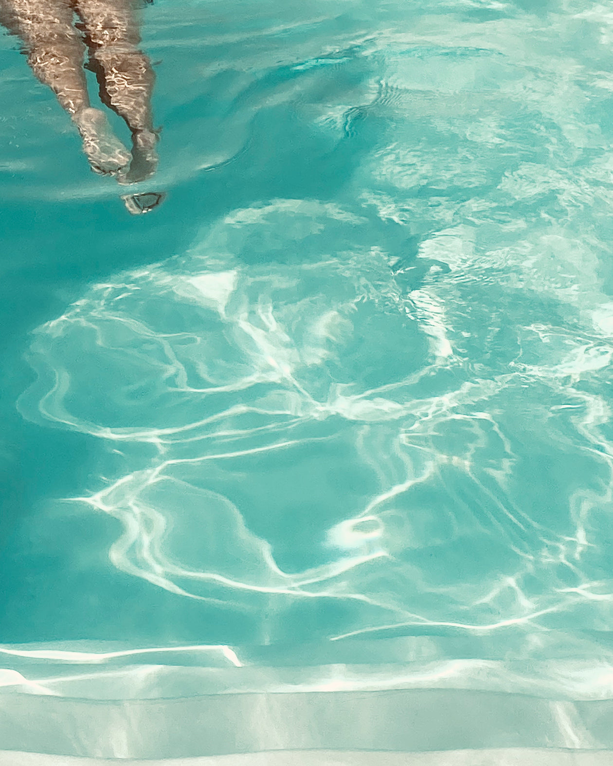Detailansicht: Das türkisfarbene Wasser und die reduzierten Formen des Motivs „The Pool Girl“.