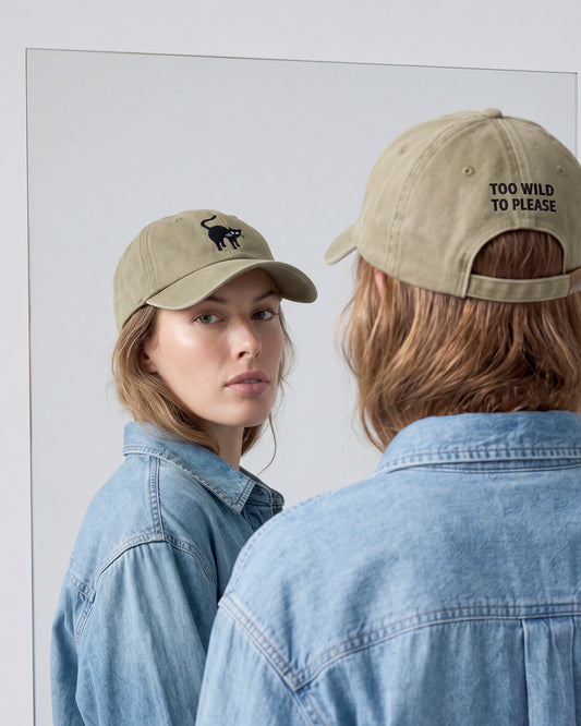 Dad Cap Too Wild To Please. Vorder- und Rückansicht mit Statement-Stickere