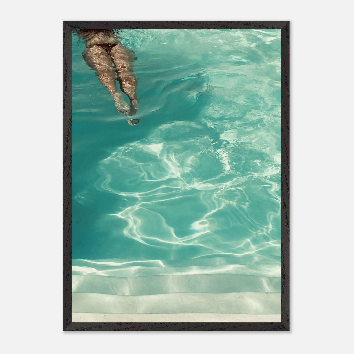 Das Motiv "The Pool Girl" in schwarzem Holzrahmen.