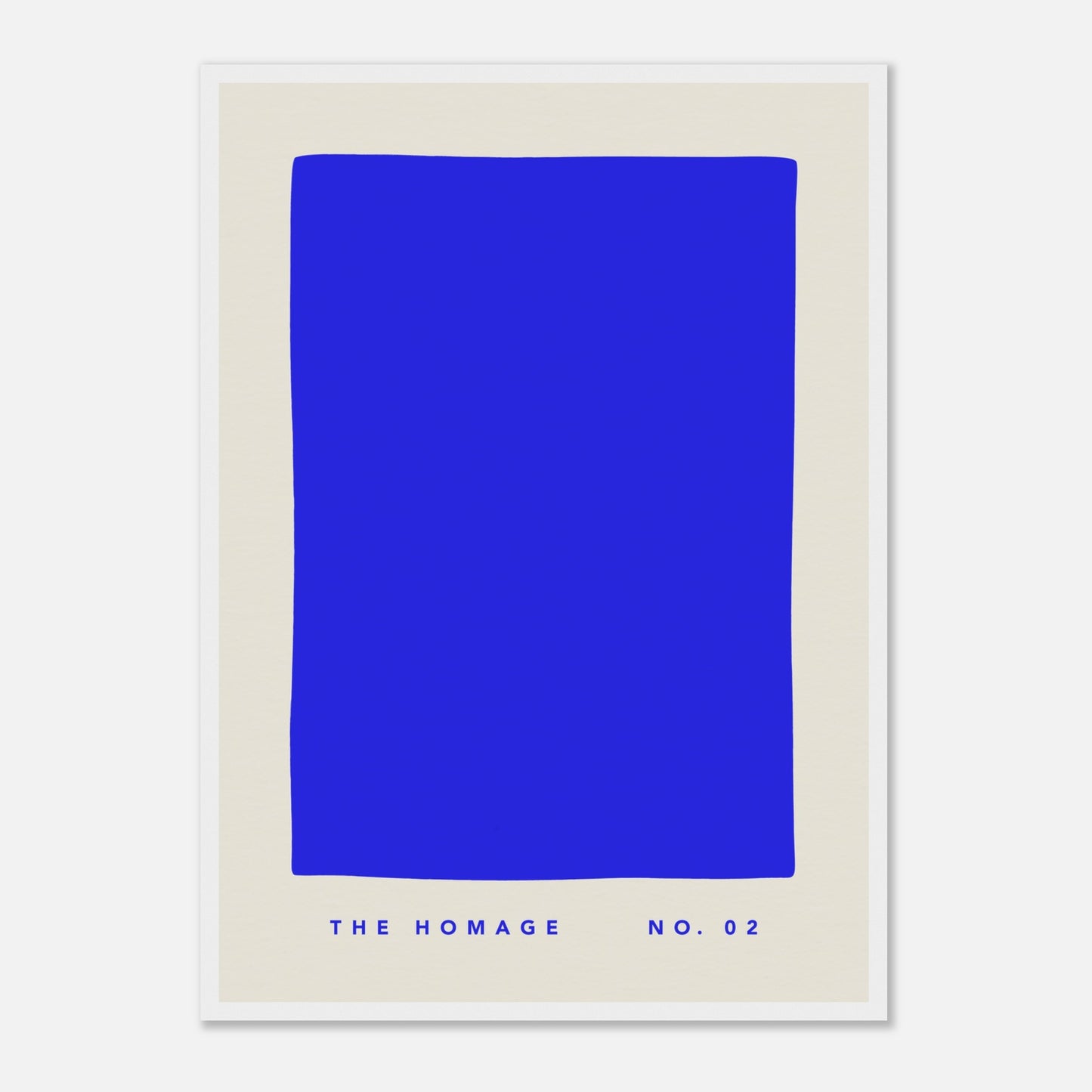 Das kräftig blaue Poster "The Homage No. 02" in einem weißen Holzrahmen.