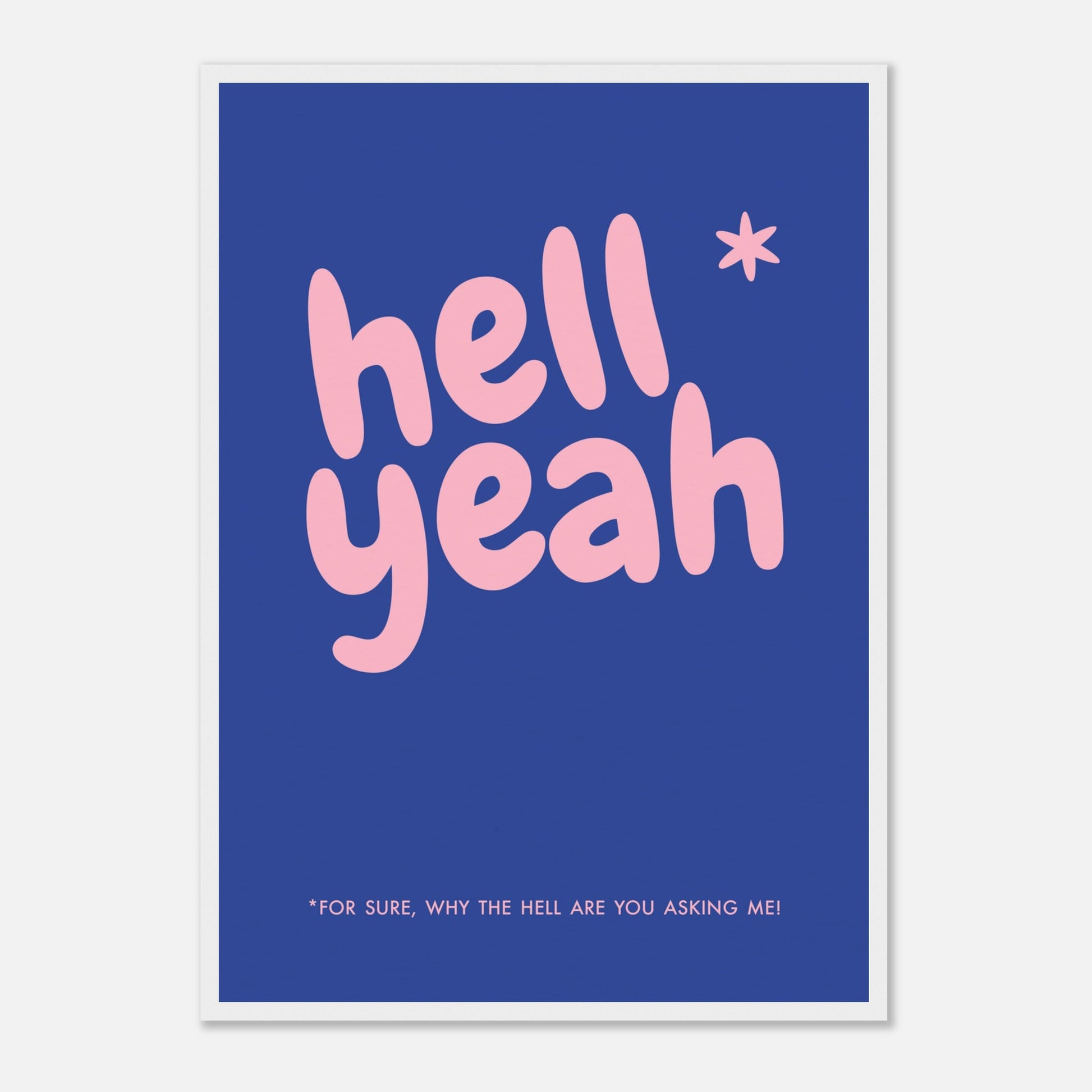 Blaues Typografie-Poster „hell yeah“ in weißem Holzrahmen.