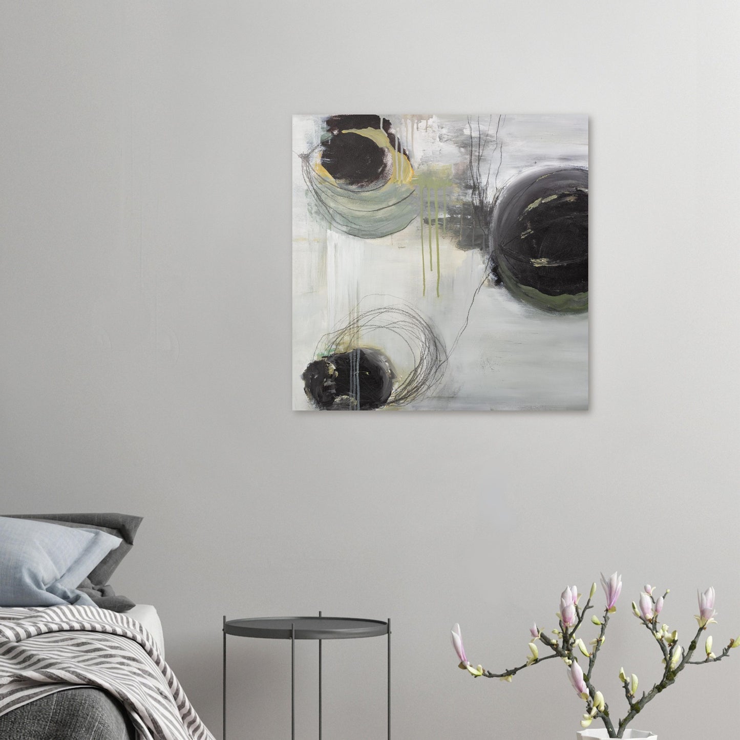 Quadratisches Kunstposter mit abstraktem Kreis-Motiv, in einem modernen Schlafzimmer an einer hellen Wand.