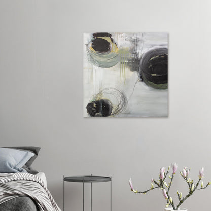 Quadratisches Kunstposter mit abstraktem Kreis-Motiv, in einem modernen Schlafzimmer an einer hellen Wand.