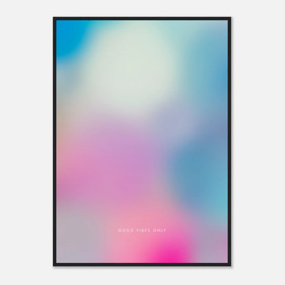 Designposter „Good Vibes Only“ in einem schwarzen Holzrahmen.