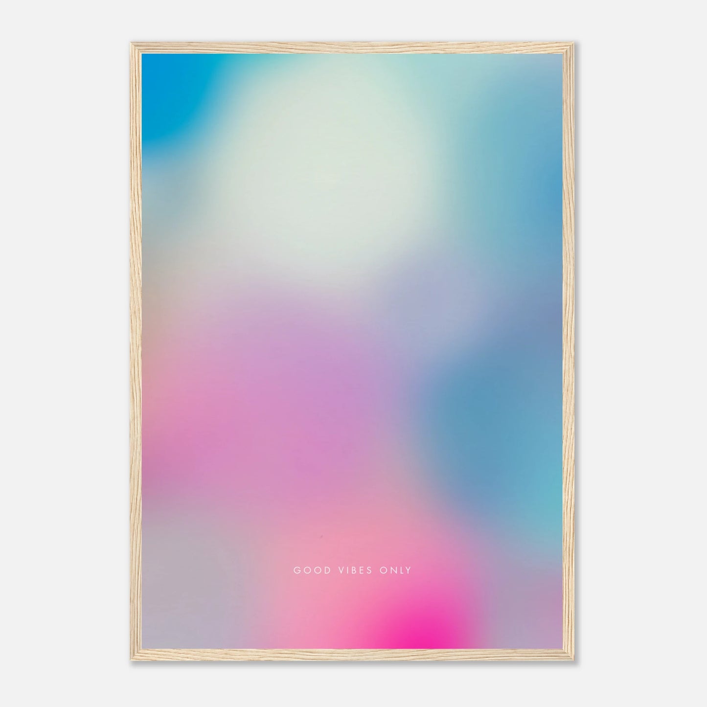 Designposter „Good Vibes Only“ in einem Holzrahmen.