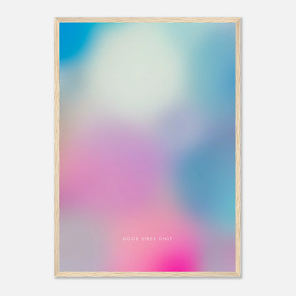 Designposter „Good Vibes Only“ in einem Holzrahmen.